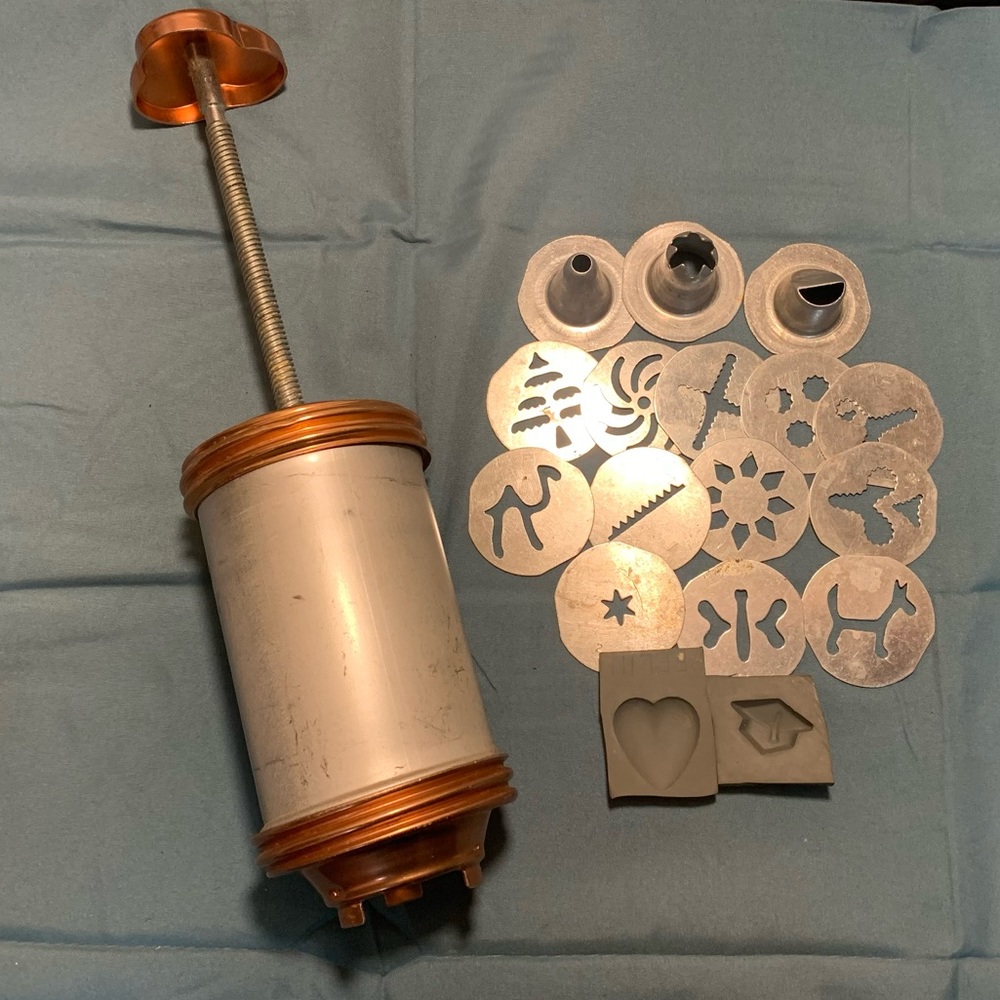 Vintage Mirro Cookie Pastry Press Aluminum Cookie with 17 Shape Discs